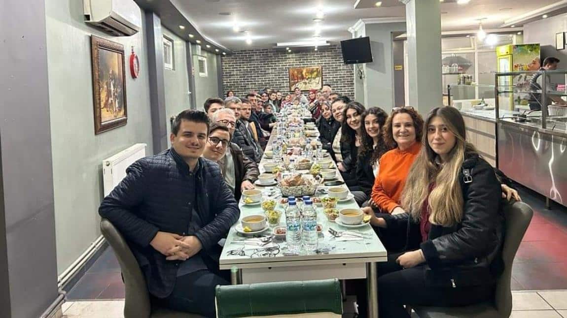 Geleneksel  iftar yemeğimizi Uzunköprü Mesleki ve Teknik Anadolu Lisesi ailesi olarak gerçekleştirdik.